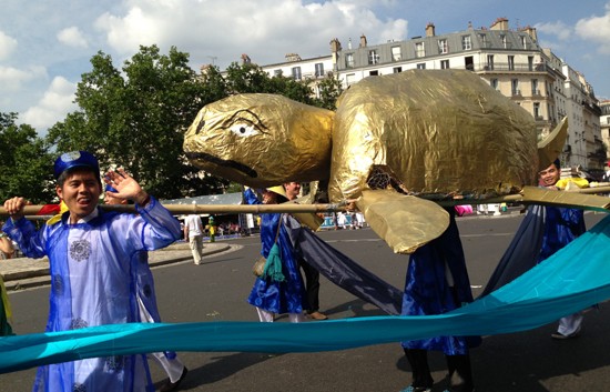 Pour la première fois, le Vietnam a participé au carnaval de Paris - ảnh 2